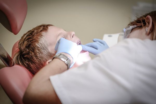 Żółte zęby u dziecka – dlaczego płytka się przebarwia?